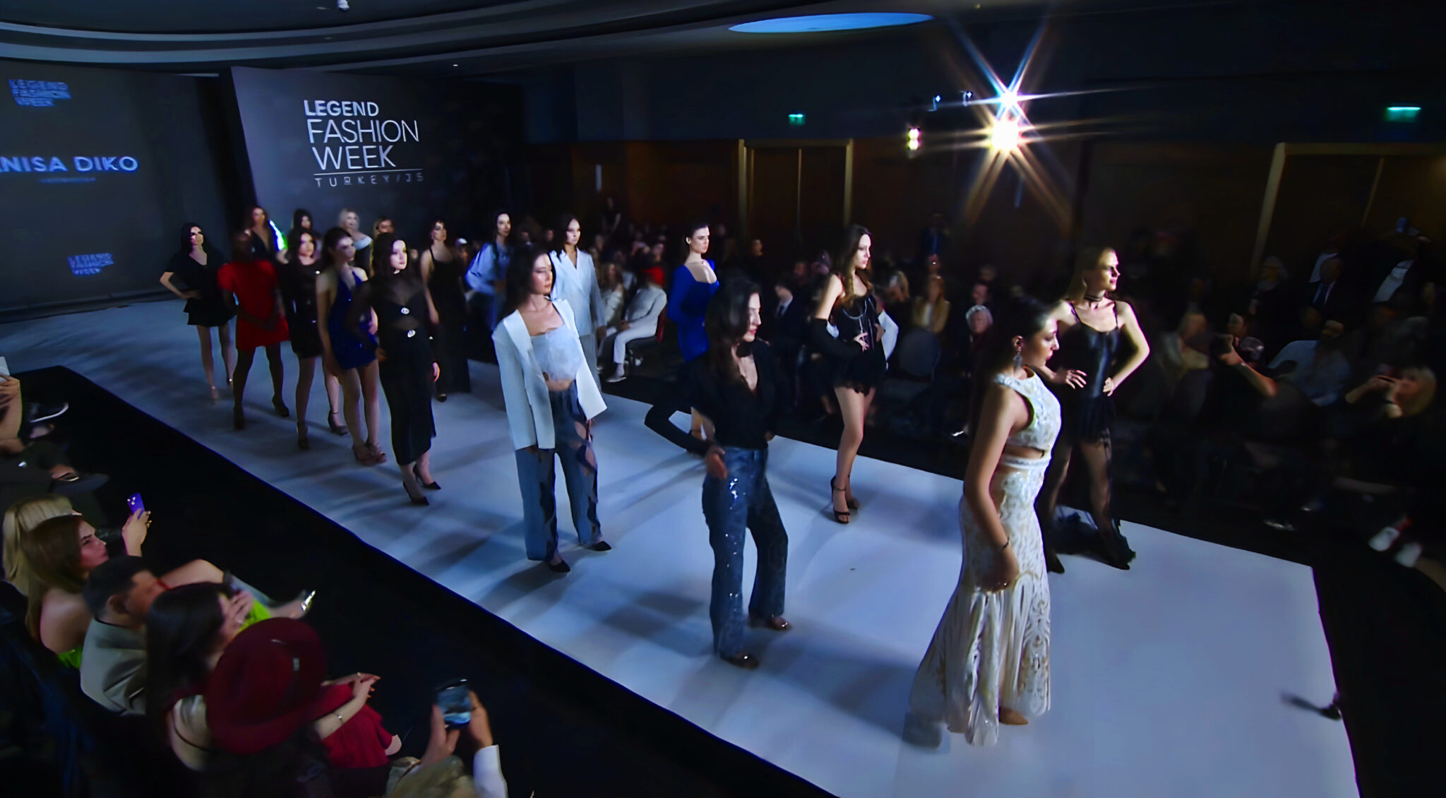 OKSANA KUZNETSOVA LEGEND FASHION WEEK 2025'TE ŞOV YAPTI!